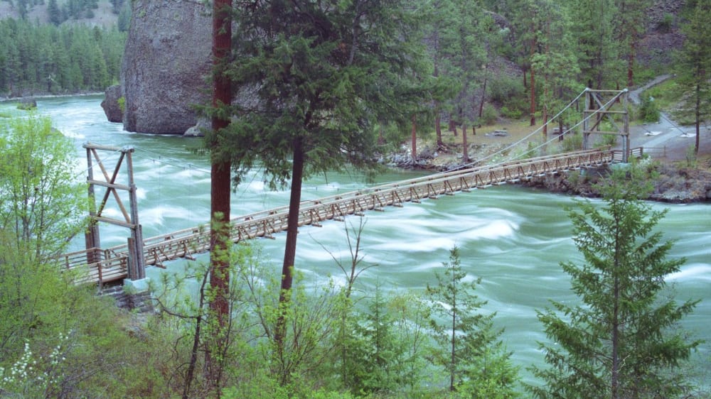 גשר תלוי בפארק המדינה ריבֶרסַייד