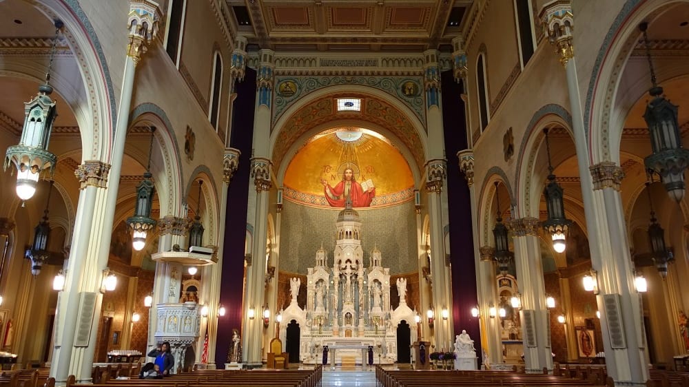 פנים כנסיית הקדושים פיטר ופול