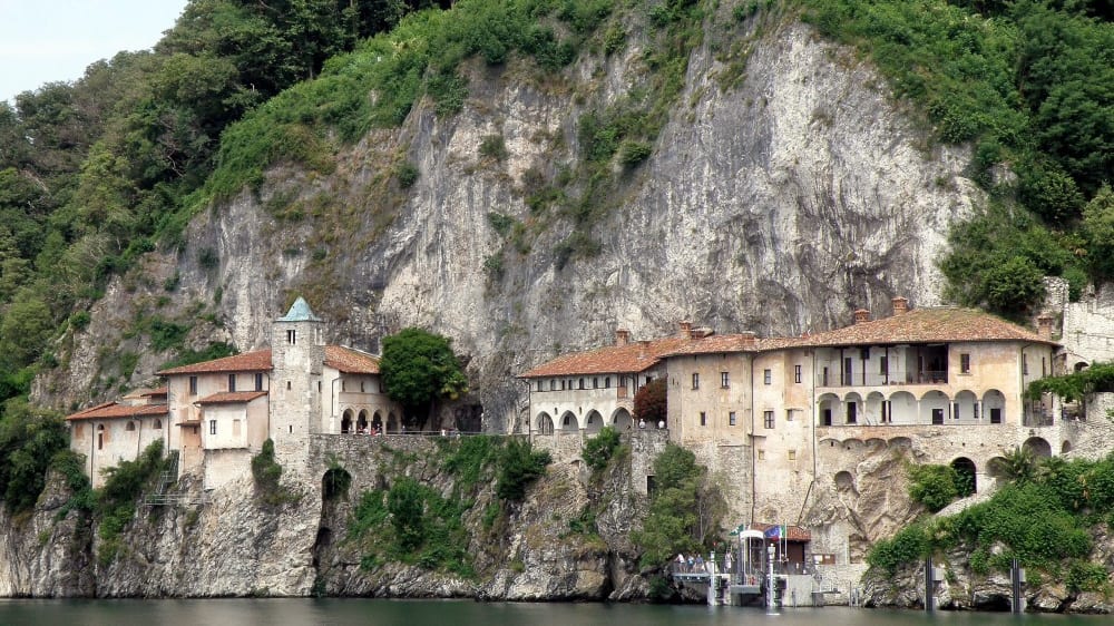 סנטה קטרינה דֶל סאסוֹ. מנזר מרשים מעל הגדה המזרחית של אגם מאג'ורֶה