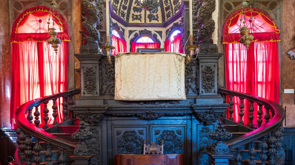 חלל הפנים של בית הכנסת הלבנטיני