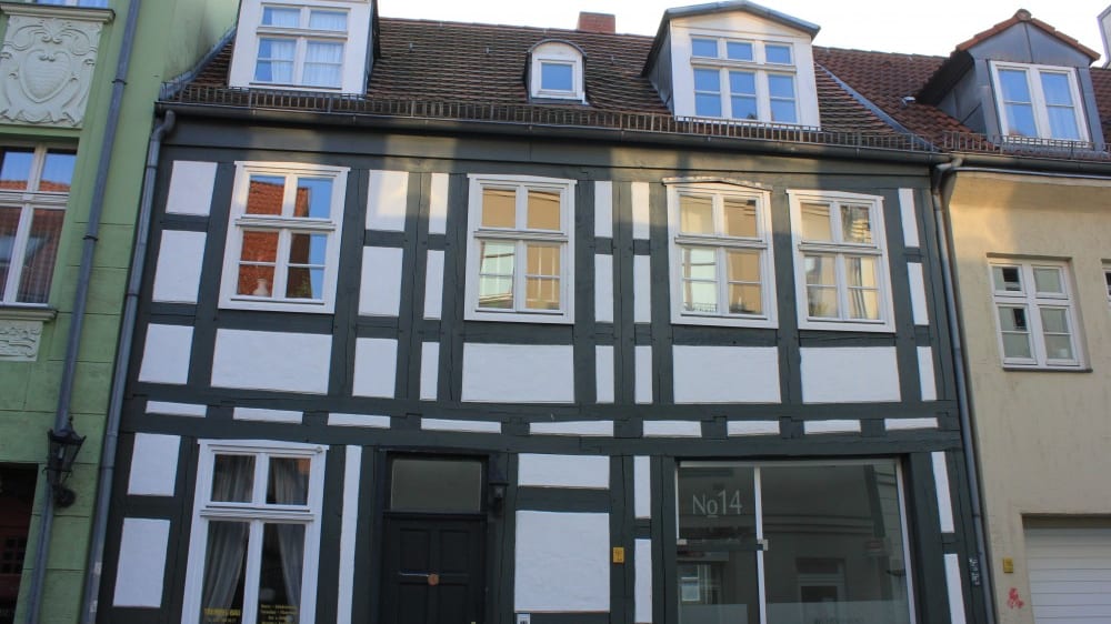 בית עם שלד קורות-עץ בעיר העתיקה של שְפָּנדָאוּ