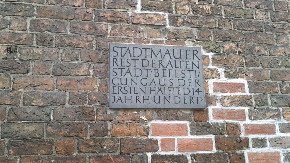 שריד מהחומה העתיקה של שְפָּנדָאוּ