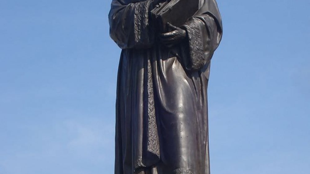 פסלו של הוגו הגדול