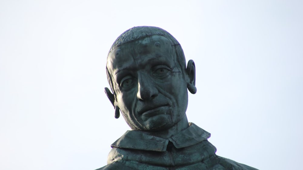 פסל סן קרלו. ניתן לטפס בתוכו ולהציץ אל הנוף דרך עיניו