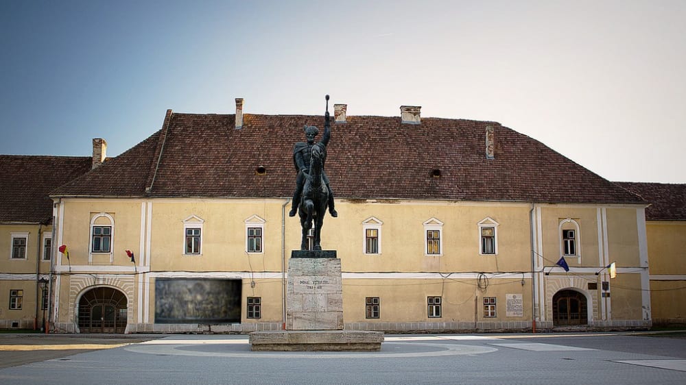 ארמון הנסיך ופסל הפרש של מיכאי האמיץ בחזיתו