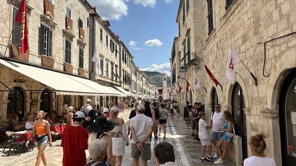 עומס תיירים ברחוב הסטראדוּן 