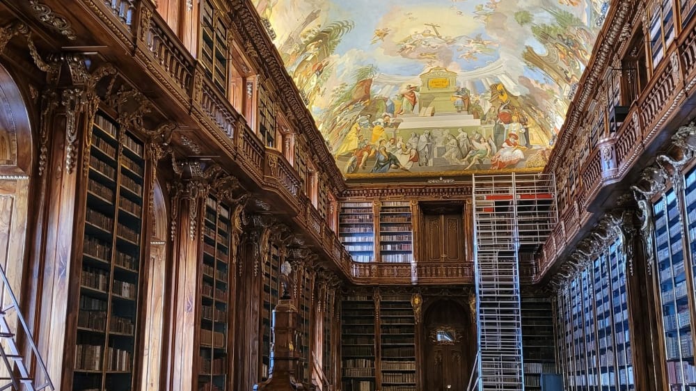 אולם הפילוסופים עם ציור התקרה המתאר את שאיפת האנושות לחקור את ההיסטוריה