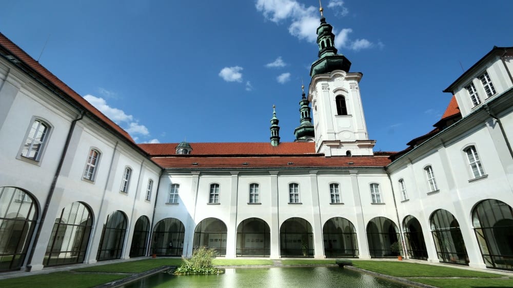 החצר הפנימית של מנזר סטראהוֹב