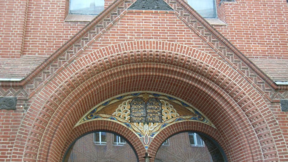 הכניסה לבית הכנסת ריקֶשטראסֶה (בחצר הפנימית)