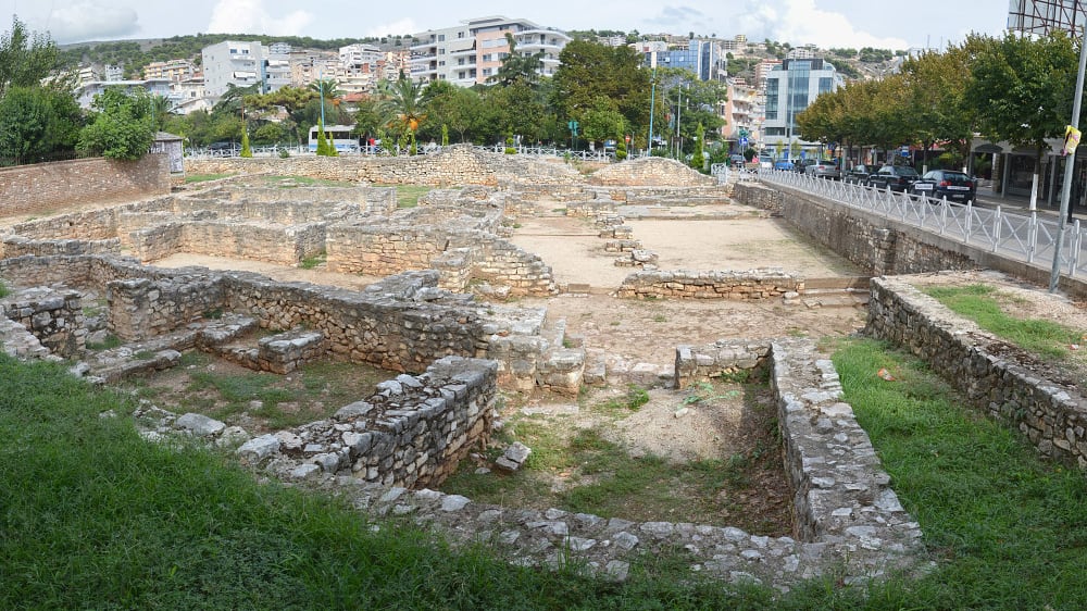 שרידי בית הכנסת העתיק והבזליקה בסָרָנְדָה