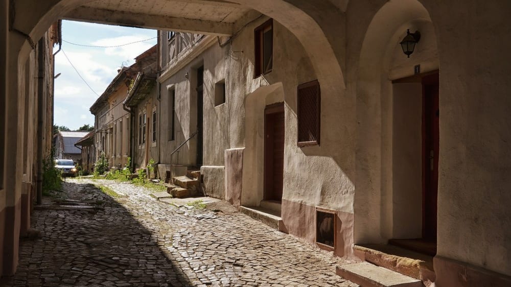 אחת מהחצרות הפנימיות האופייניות לטירגו סיקוייסק