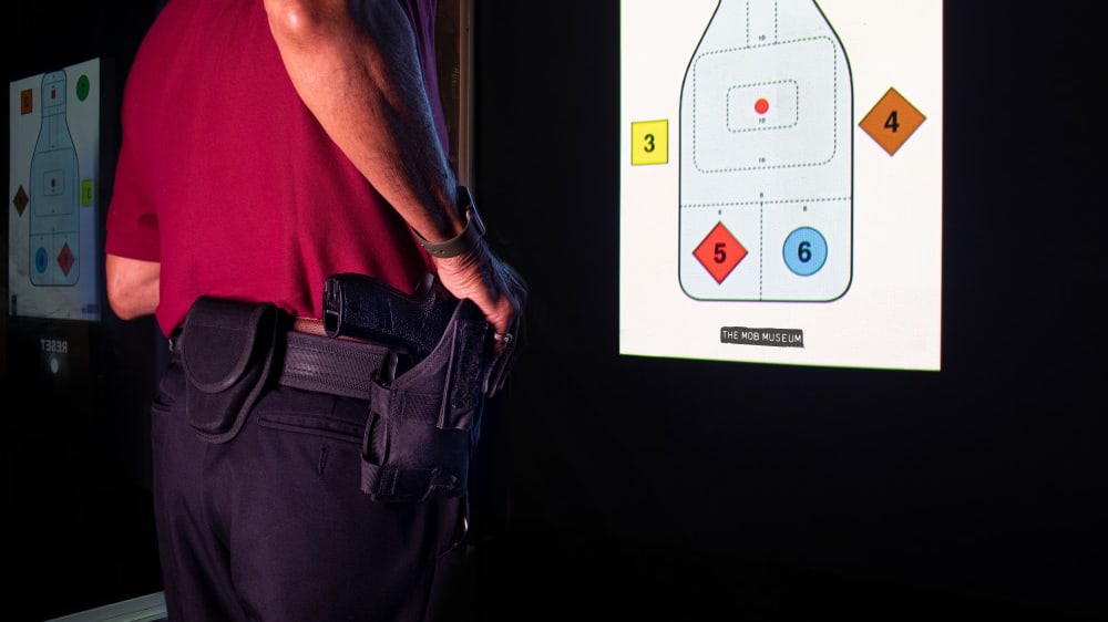 סימולטור אימון בנשק חם במוזיאון המאפיה