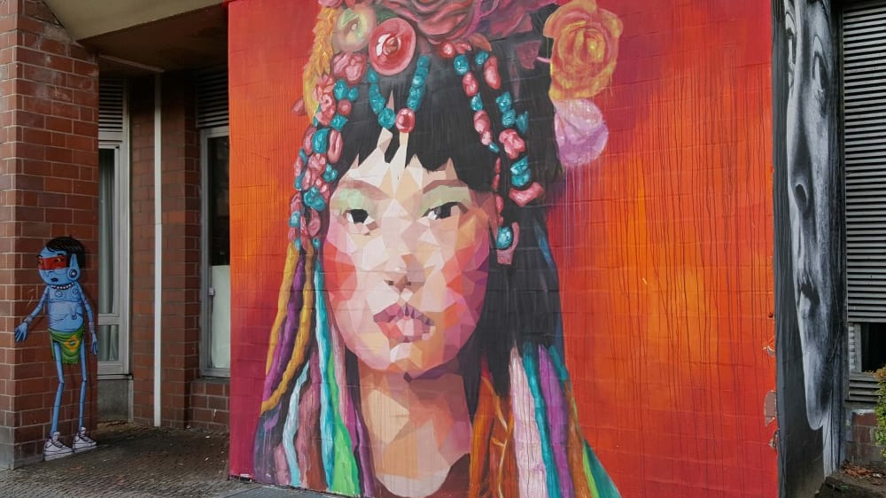 ציורי קיר בחלק הפתוח של מוזיאון אוּרבָּן נֵיישֶן