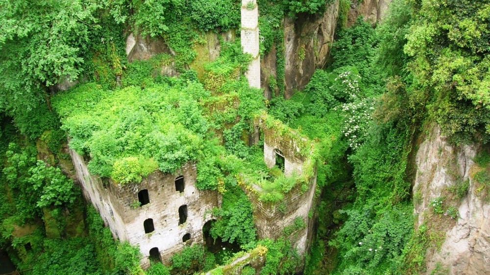 שרידים של טחנות נייר ישנות מנקדים את עמק הטחנות