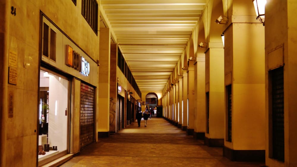 אחת הארקדות של וִיָה פּוֹ בלילה