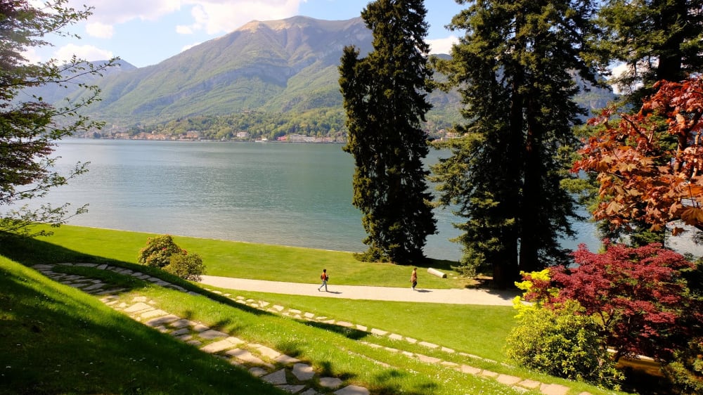 הגנים של וילה מֶלצִי יורדים ישירות אל קו המים