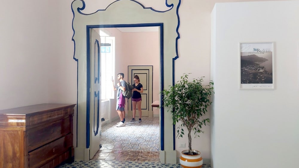 תערוכה בחלל הפנימי של וילה רוּפוֹלוֹ