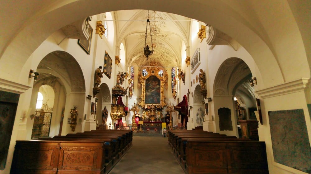 חלל הפנים של כנסיית גבירתנו שמתחת לשרשרת