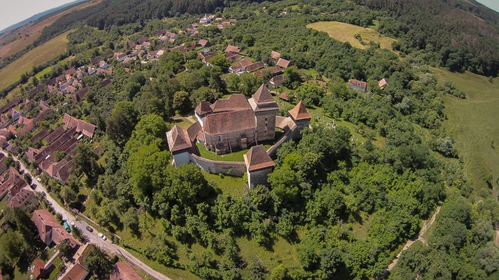 הכפר ויסקרי והכנסייה המבוצרת שבמרכזו במבט מלמעלה