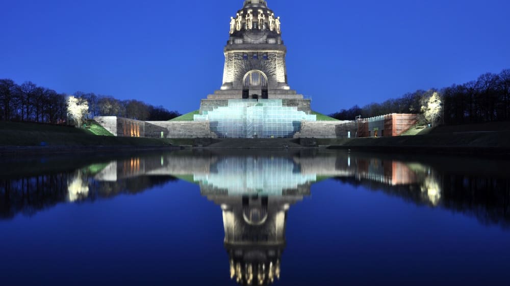 האנדרטה לקרב העמים מוארת בלילה