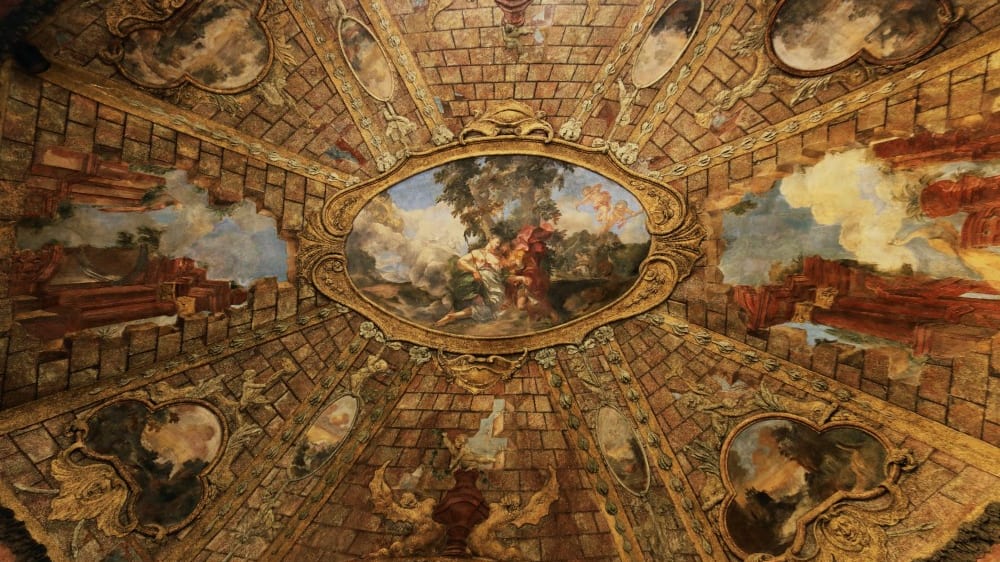 תקרת מבואת הכניסה בגן‭ ‬וֶרטבּוֹב