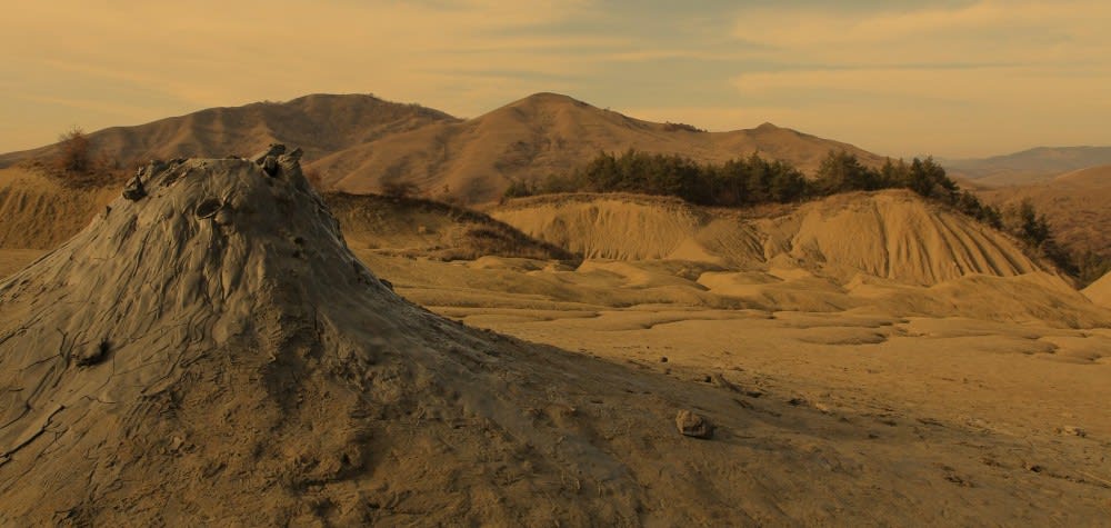 חרוטי בוץ ונוף ירחי בשמורת הרי הגעש הבוציים