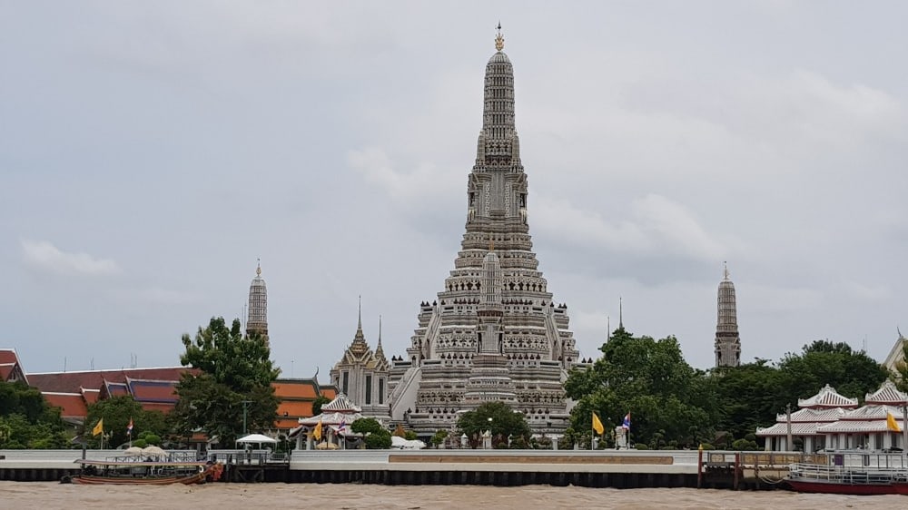 וָואט אָרוּן המתנשא לגובה רב