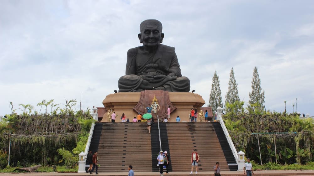 פסל של נזיר בוואט הוּאֶה מוֹנגקוֹל