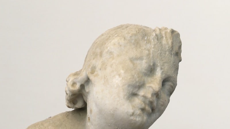 אחד הפסלים שנמצאו במערת טיבריוס