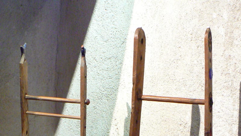 סלילי עץ שעליהם אורגים את התחרה המסורתית של קונְיֶה