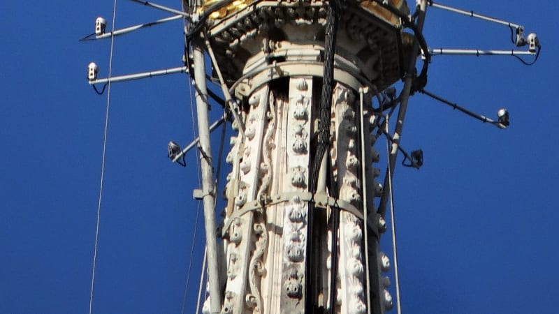 המדונינה, הפסל המוזהב שבראש הדוּאוֹמוֹ של מילאנו