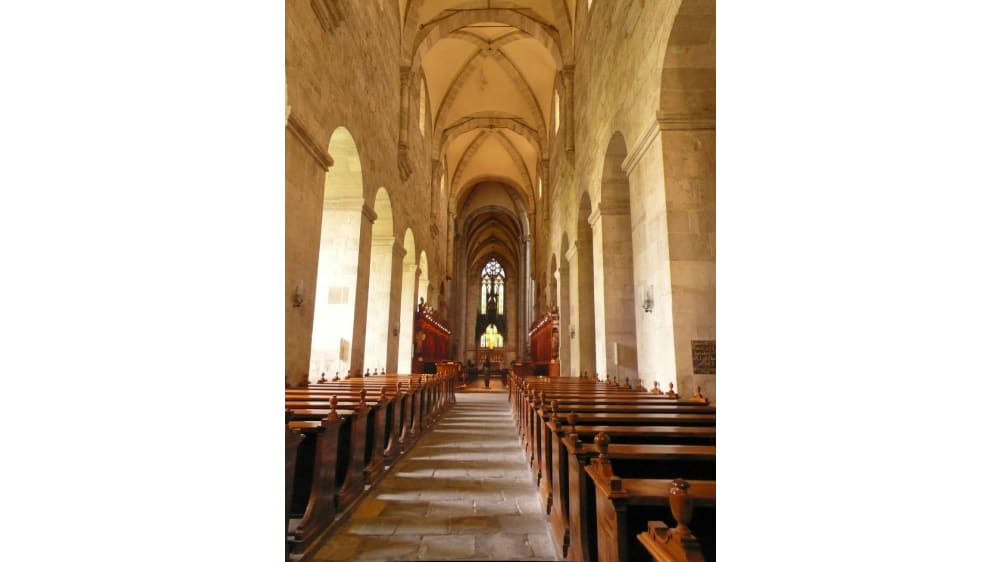 אולם התווך של הכנסייה במנזר הָייליגֶנְקרוֹיץ