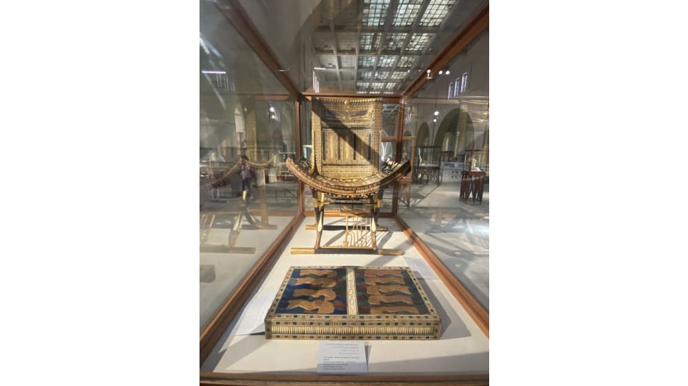 כיסא והדום מקבר תוּת עָנָח' אָמוֹן