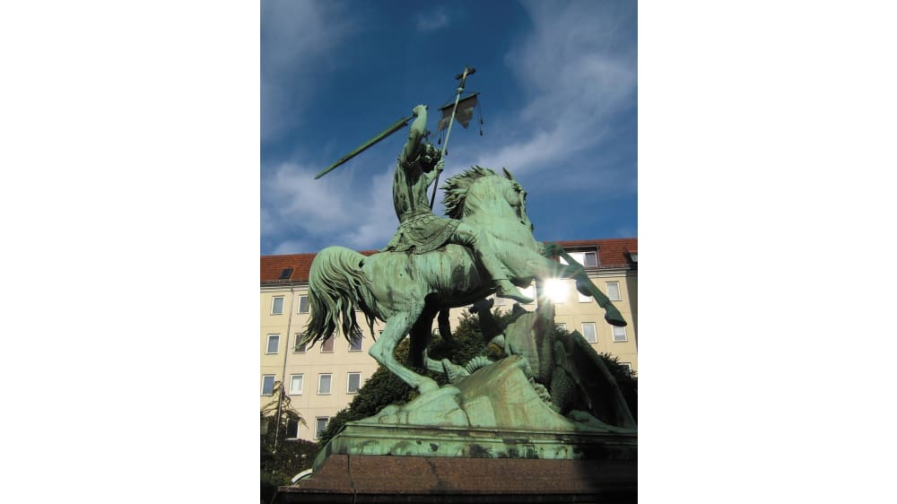 פסל גיאורגיוס הקדוש נלחם בדרקון