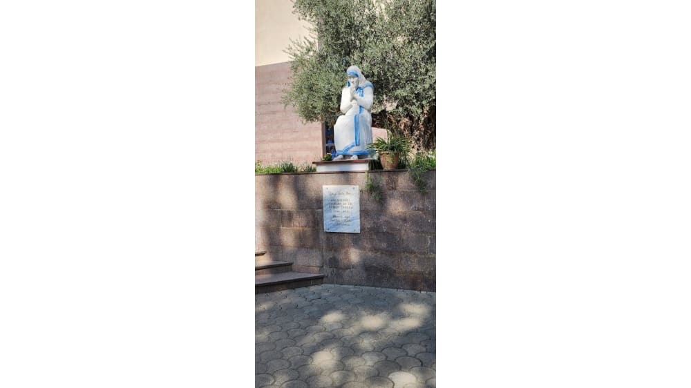 פסל אמא תרזה