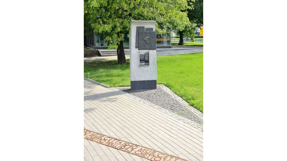 אחת האנדרטאות בפרויקט