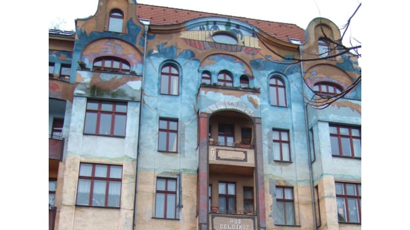 בית מכוסה ציורי קיר במזרח קרוֹיצבֶּרג