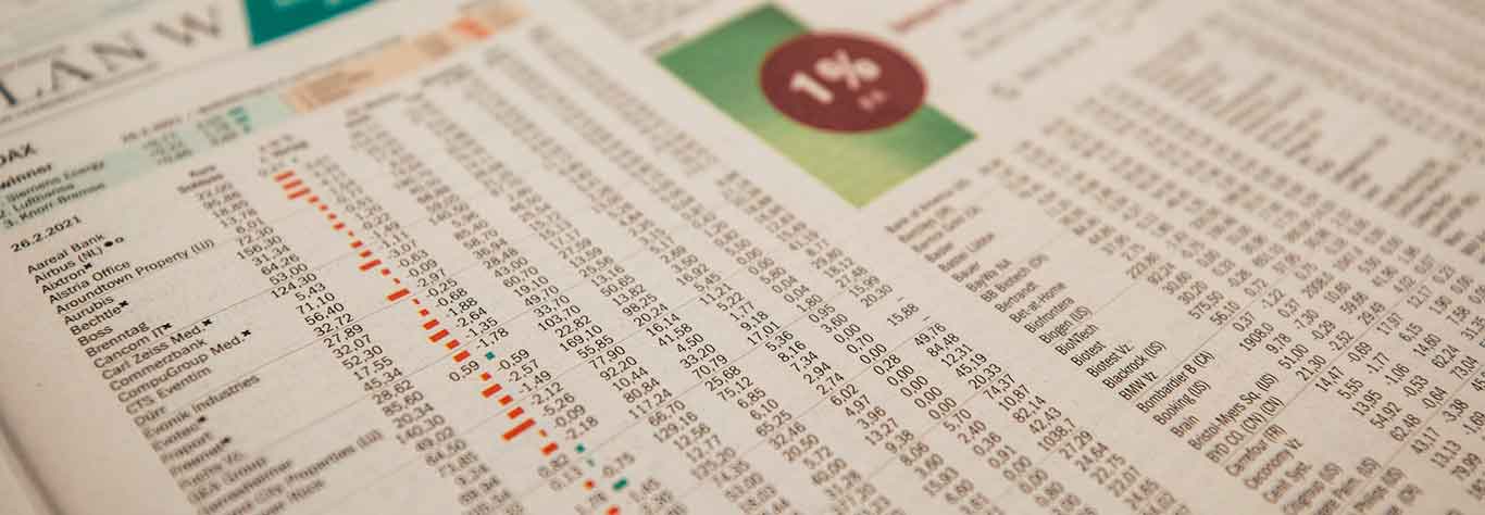 Periodico mostrando ratios financieros de bolsa de valores