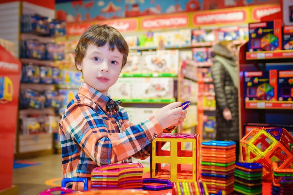 child-purchasing-toy-in-shopping-centre