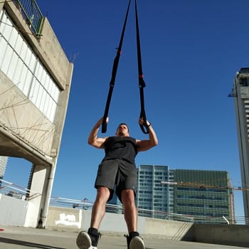 חיבוק לחזה עם TRX - פריים תמונה מספר 3