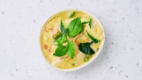 6. GREEN CURRY WITH CHICKEN/SHRIMP **