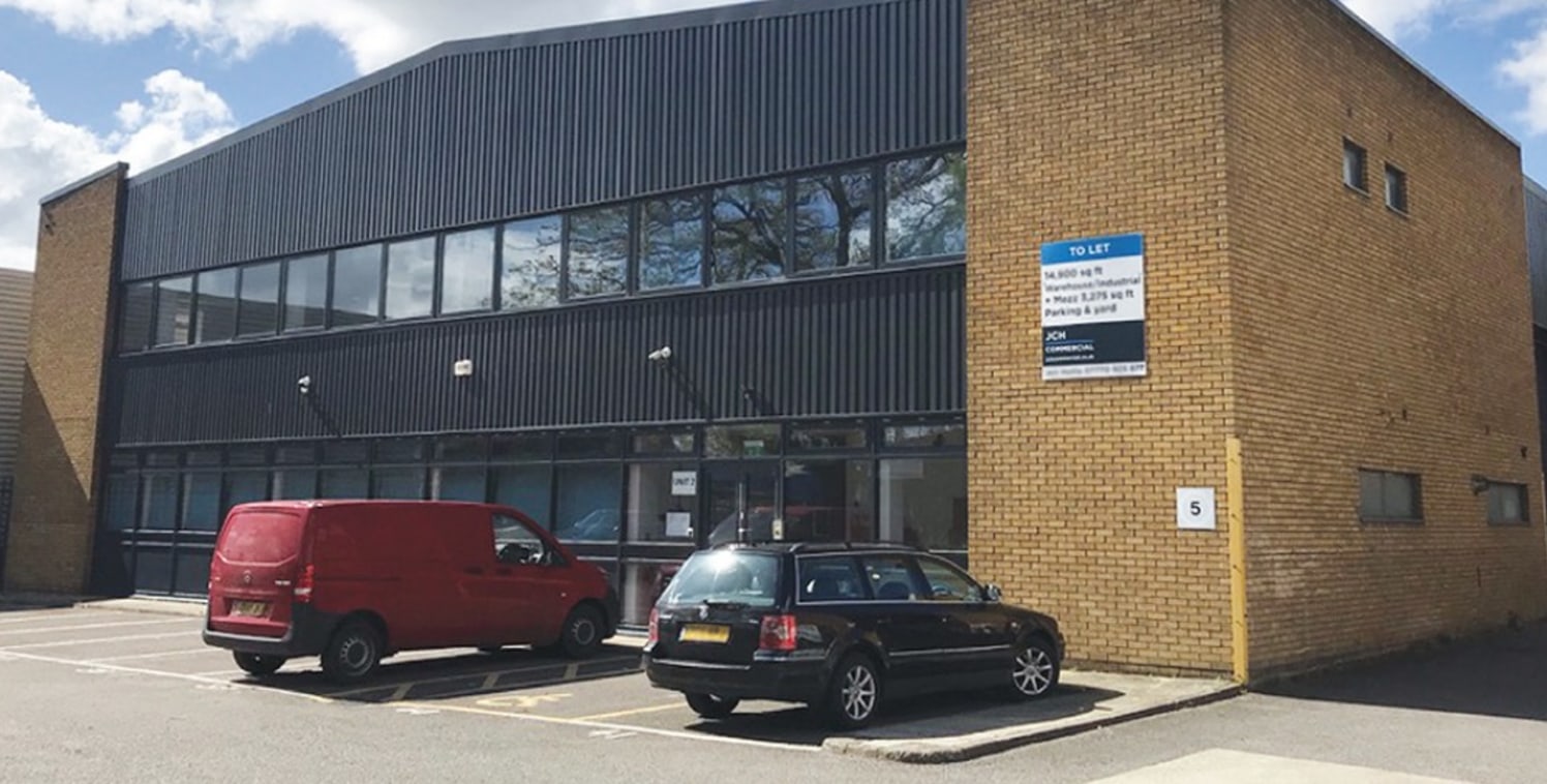 <div class="info description">

<p>Eelmoor Road, Farnborough compromises a number of trade and industrial units, just off the A327 (Elles Road). Junction 4 and 4A of the M3 are less than 4km away.</p>

</div><ul>

<li>B1/B8 use</li>

<li>44 car space...