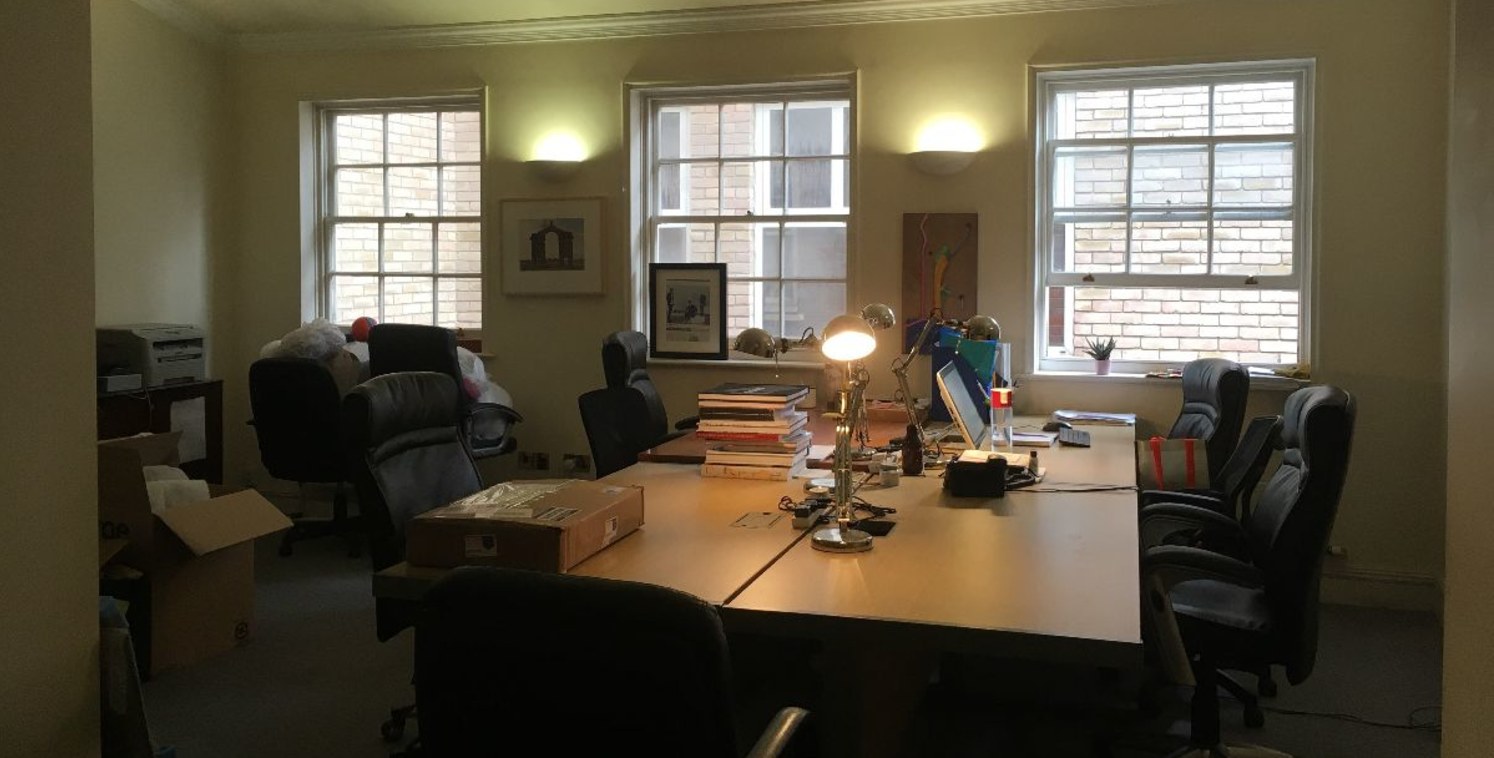 This is a lovely office in the heart of Whitechapel 24 hour access. This room offers all you could want for a small business. This area is not only trendy but is steeped in history