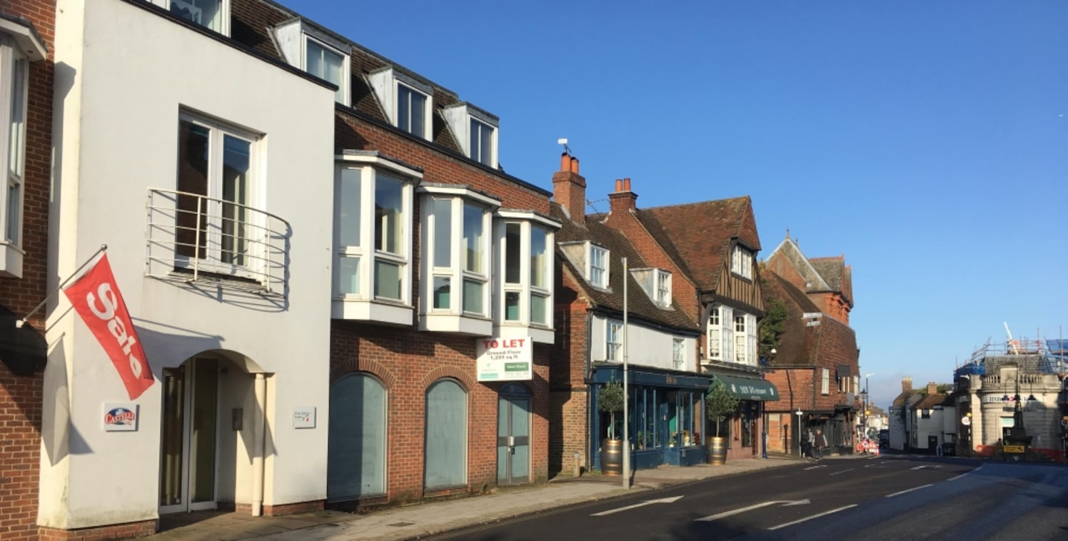 The premises form part of the ground floor of a modern 3 storey building. There is rear access together with 2 allocated parking spaces (possibility of tandem parking subject to vehicle size). Previously occupied by an estate agents, the space is sui...