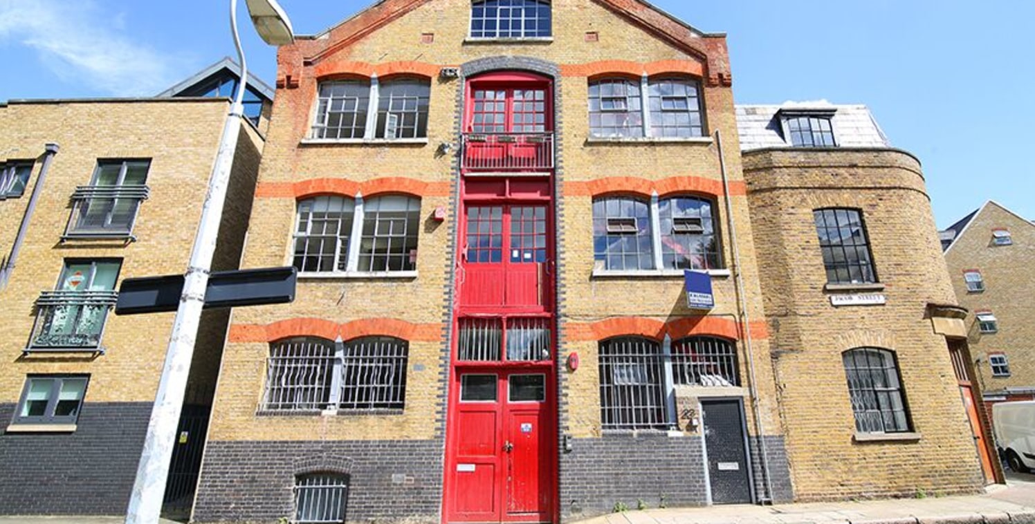 JACOB STREET. (£34 per sq ft) SE1. 1316 SQ FT. 12 MONTH CONTRACT AVAILABLE. A bright, top floor office space located in small period block. This modern office space is self-contained with exposed wooden beams. It boats a large open plan main office a...