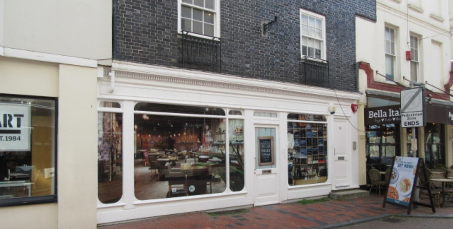 NEWLY REFURBISHED RETAIL PREMISES TO LET (PLANNING CONSENT FOR A3 CAFe/RESTAURANT USE) The property is located in the heart of the vibrant Lanes shopping district www.visitbrighton.com/shopping/the-lanes renowned for its jewellers, boutique retailers...