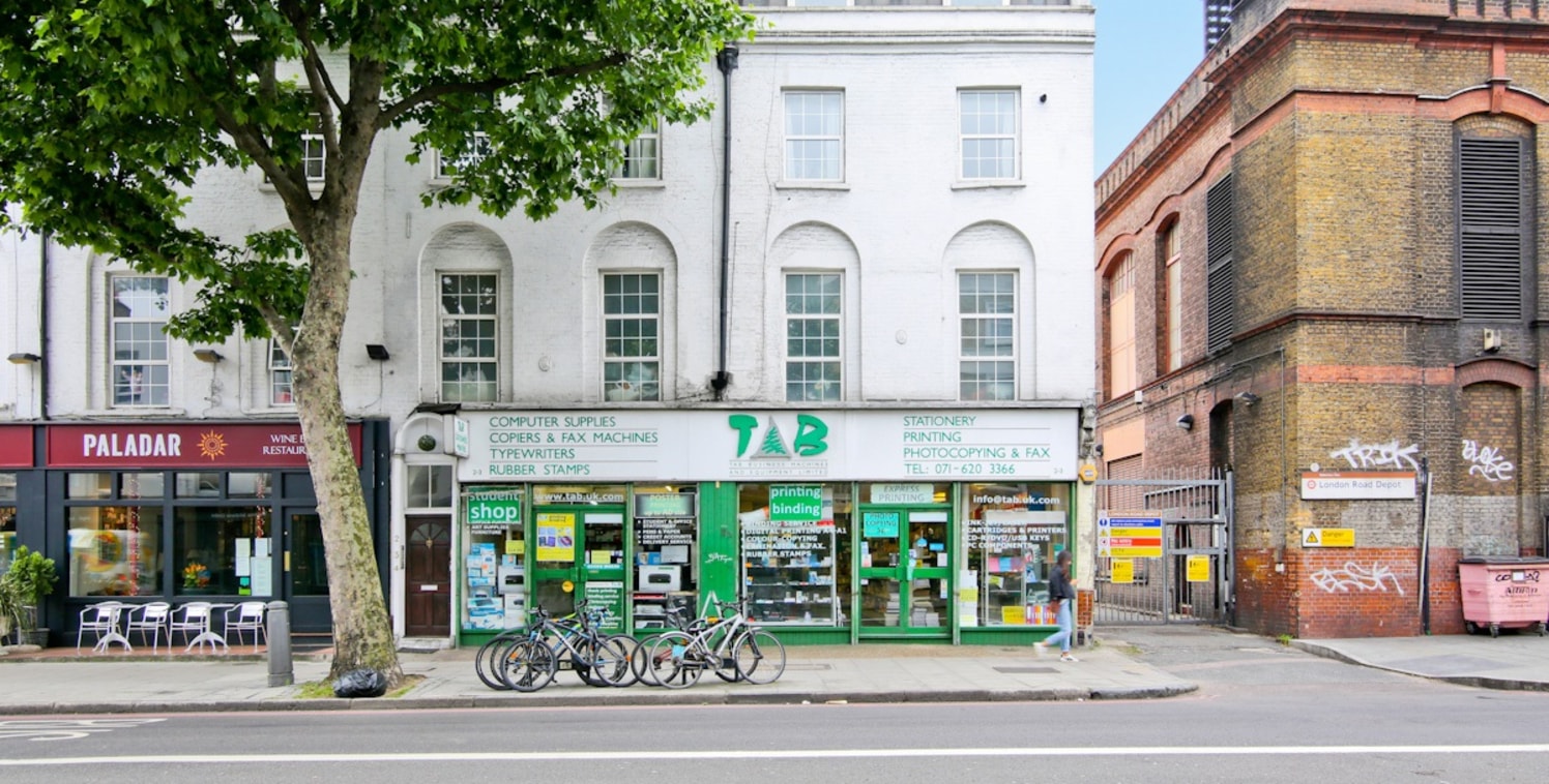 A new lease will be available on flexible terms. 

The property comprises two individual shops with adjoining basement and ground floors. 

The floor area is split almost equally in size between the basement and ground floor. The unit benefits from 2...