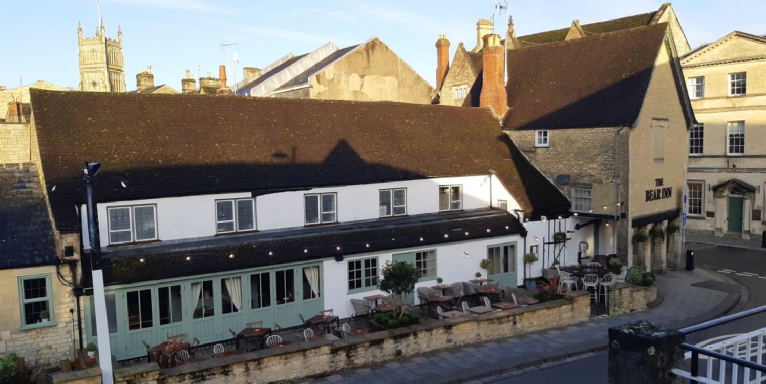 First floor office suite in town centre location. Open plan with some demountable partitioning creating 2 offices, a store room and comms room....