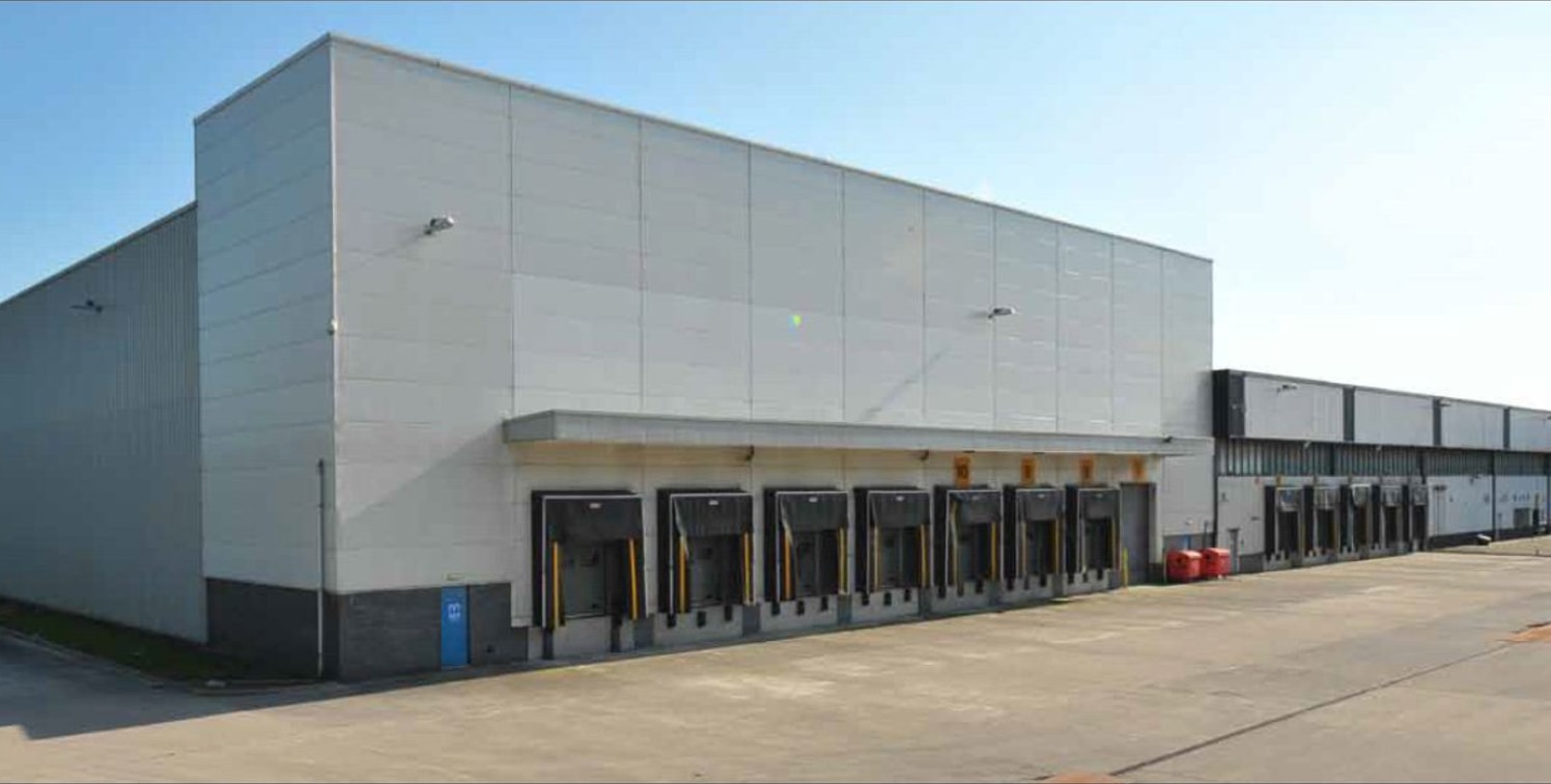 Warehouse eaves heights: 11 metres. Sprinkler system, heating and lighting. Energy: 2x 11kv substations and gas. 9 dock level loading doors and 2 drive in. Unit S3 incorporates proprietary three-storey racking system of 3,710 m per floor. Modern offi...