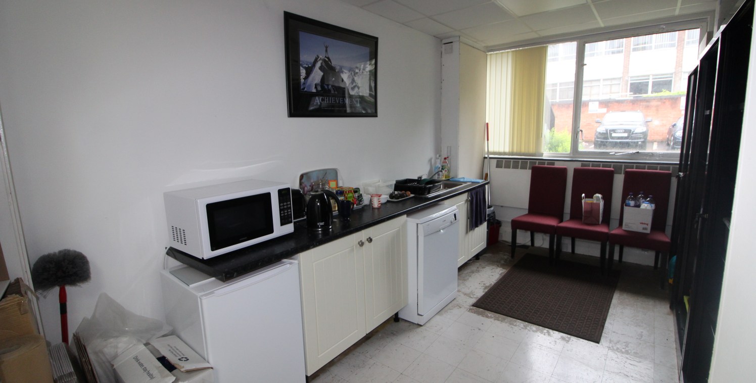Refurbished Office Suite with 3 Car Parking Spaces - Total NIA 1,000 ft2 (92.90...